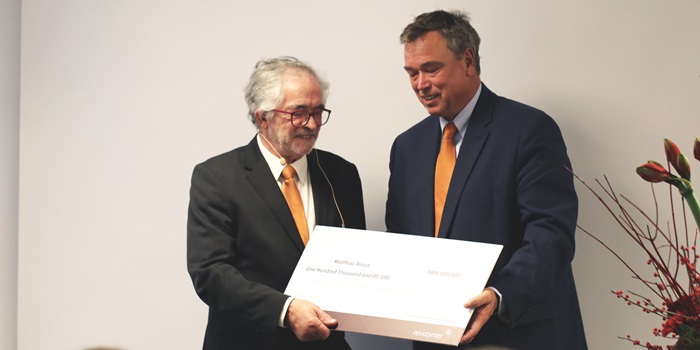 Matthias Reuss (left) receiving the Novozymes Award from Peder Holk Nielsen, CEO of Novozymes (right).