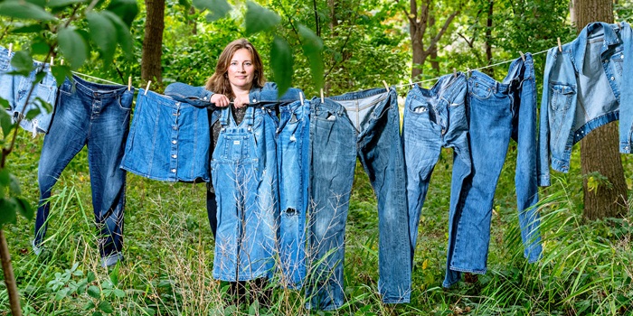 Enzyme researcher Ditte Hededam Welner uses genetic engineering to exploit E. coli bacteria in the production of indigo dye. Photo: Bax Lindhardt